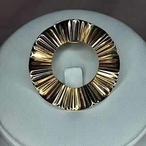 Jeri-Lou Ruffled Circle Ring Crinkled Scarf Clip Tee Shirt Dress Clip  Gold Tone